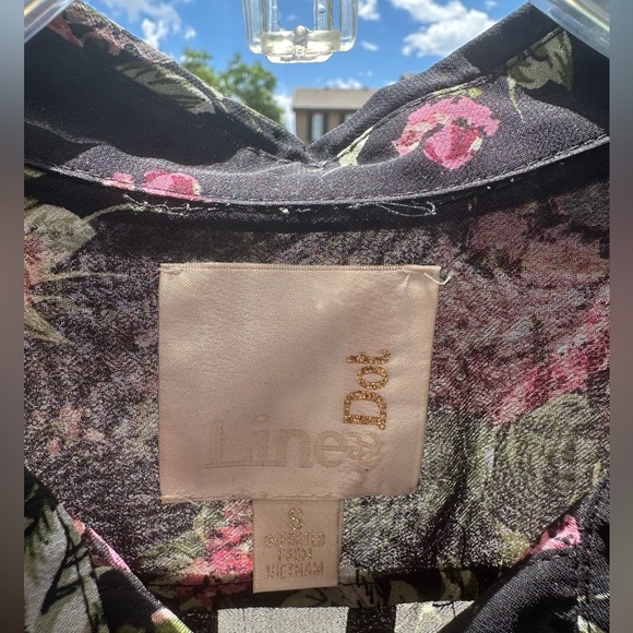 Beautiful button up top - Picture 3 of 3